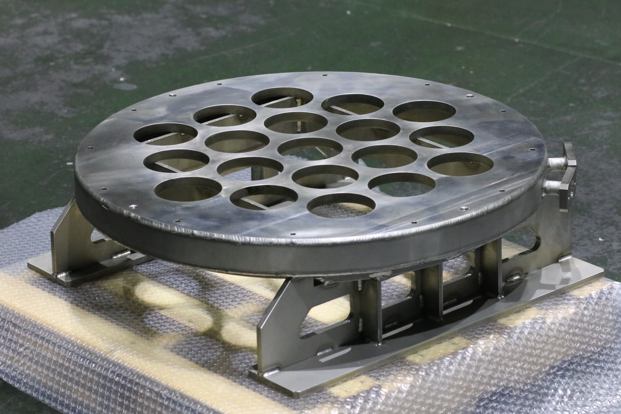 材質:インコネル<br>サイズ:φ580mm x 160mm<br>溶接構造支給品の面削及びタップ・キリ穴加工