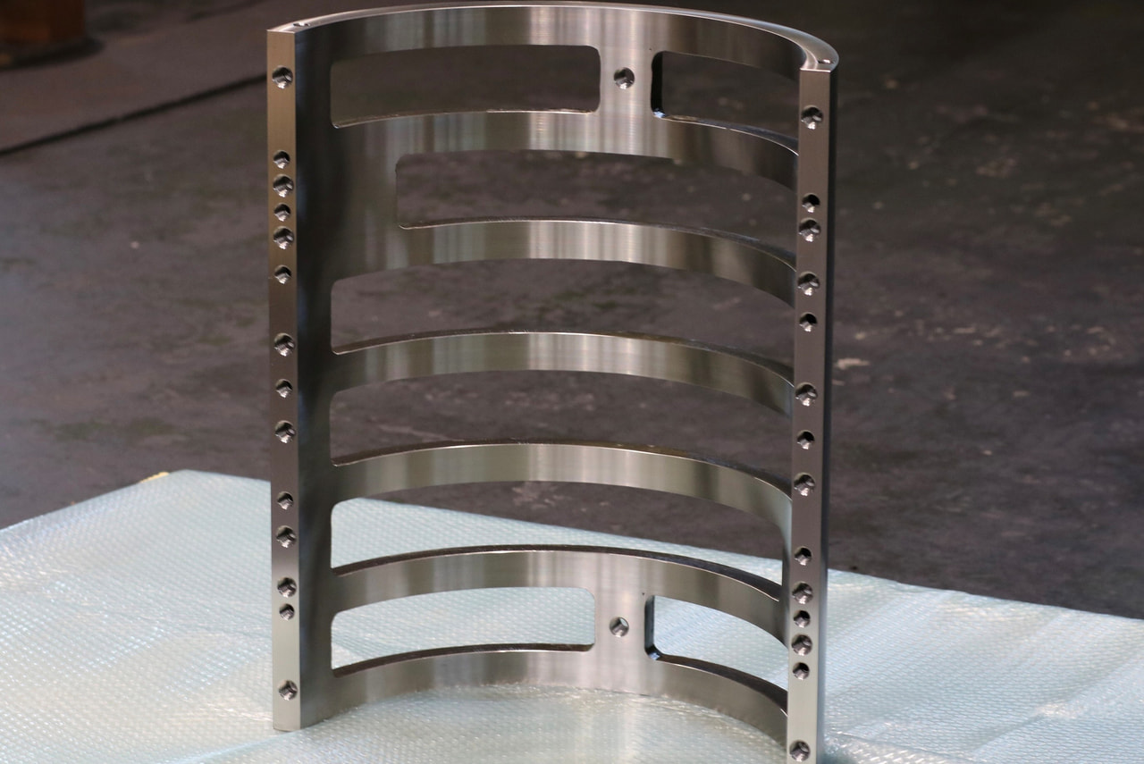 材質:SUS329J4L(2相ステンレス鋼)<br>サイズ:560mm x 24mm x R450mm<br>曲げ形状支給材へのネジ穴(PT/UNCタップ)加工