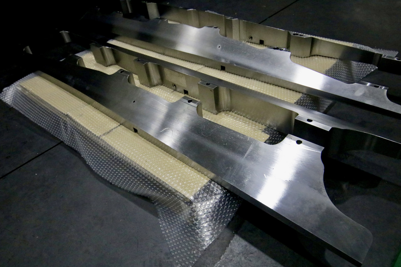 材質:SS400<br>サイズ:1700mm x 150mm x 105<br>角材より削り出し機械加工(傾斜面3D形状加工) <br>厚み公差±0.05