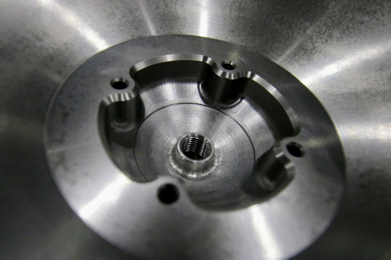 材質:SUS304<br>加工箇所サイズ:φ40mm x 30mm<br>削り出し機械加工(内径凹側3D形状加工)